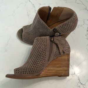 Lucky Suede tan wedges